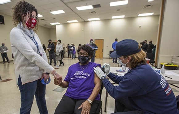 Howard County Executive Ball Visits Mobile Vaccine Clinic Edit